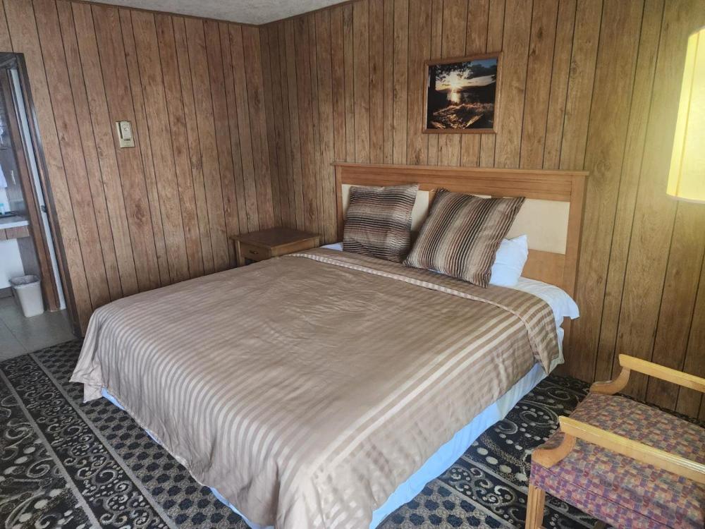 King Bed Non-Smoking interior